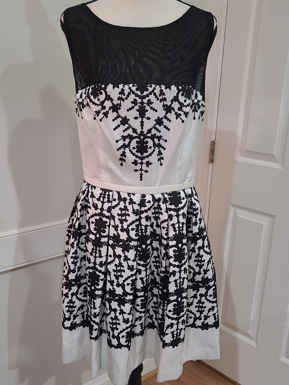 Taylor Black & White Damask-Pattern Fit and Flare Dress - Size 8